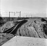 856373 Gezicht op de grondwerkzaamheden aan de spoorlijn Amsterdam-Utrecht ten behoeve van de verhoogde en vernieuwde ...
